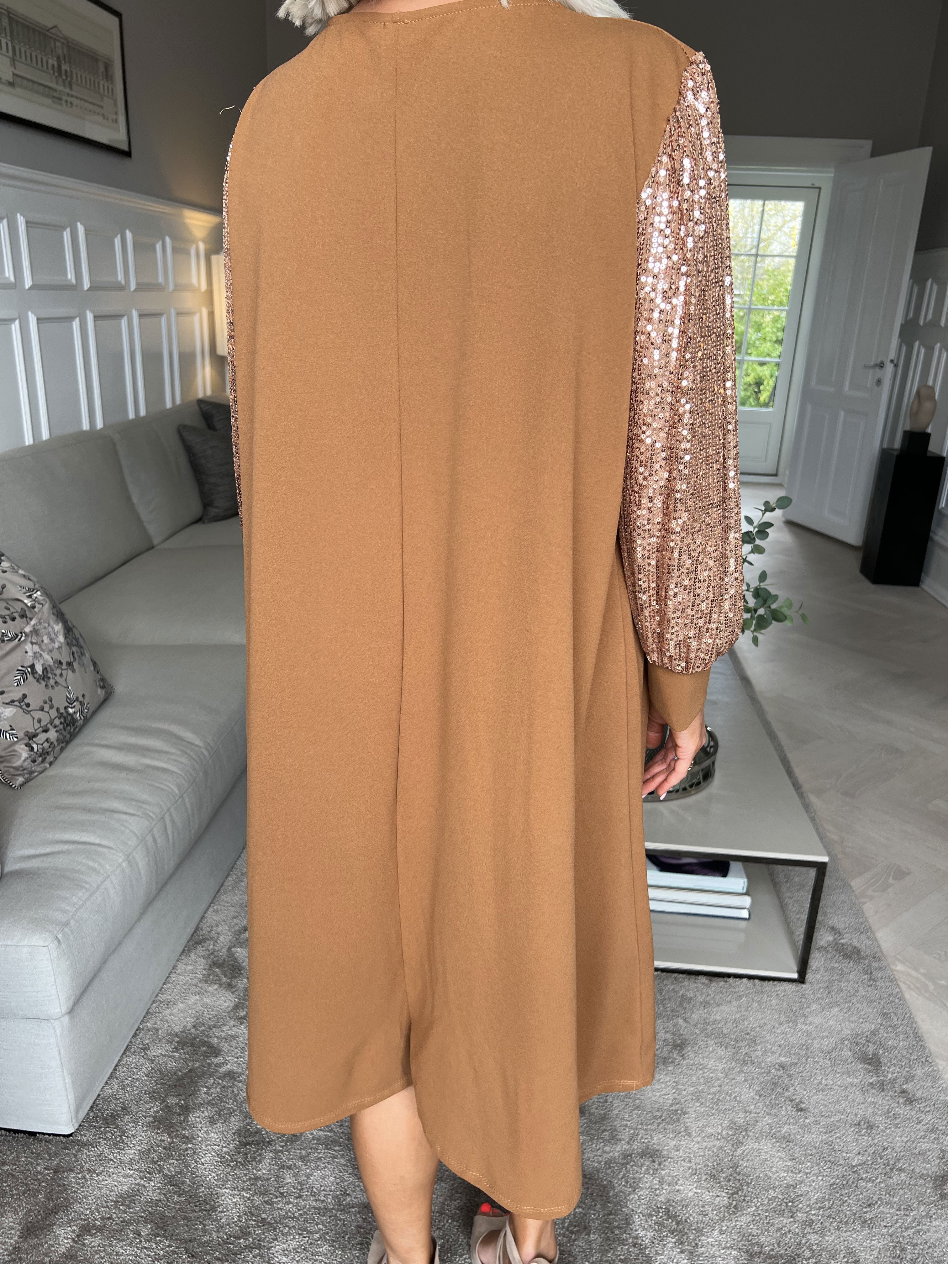 Djamila - Smuk kjole med paillet ærmer